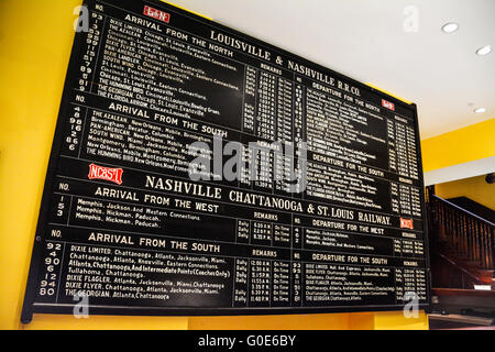 Eine historische Wand Board Zeitplan der Zugverbindung von der Louisville Nashville L & N Zug Linie innerhalb der Union Station Hotel Stockfoto