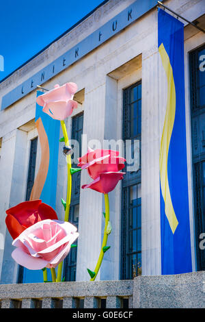 Rot & rosa lange Stamm Rosen geformt in Metall Aufstieg oben vor der Frist Center Visual Arts in Nashville, TN Stockfoto