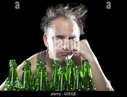 betrunken Mann sitzt mit einem Haufen von Bierflaschen, ein hang Stockfoto