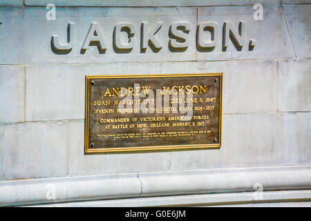 Bronzetafel auf Marmor Präsident Andrew Jackson Equestrian Statut vor das State Capitol Gebäude in Nashville, TN Stockfoto