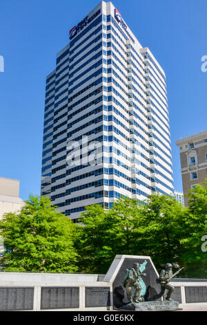 Memorial Plaza mit der Koren Krieg Soldat Kunstskulptur, grünen Bäumen und der Wolkenkratzer First Tennessee Bank in Nashville, TN Stockfoto