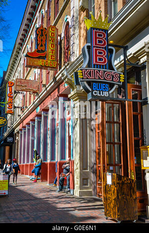 Eingang des BB King's Blues Club und Schild auf der 2nd Avenue North, zusammen mit anderen Clubs und Honky Tonks in Downtown Music City, USA, Nashville, TN Stockfoto