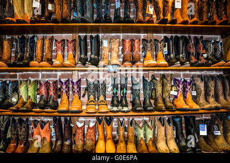 Im Nashville Cowboy Boot Store hat Reihen von einzigartigen Cowboy-Stiefel zu verkaufen im Zentrum von Unterhaltungsviertel in Nashville TN Stockfoto