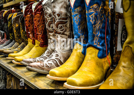 Im Nashville Cowboy Boot Store hat Reihen von einzigartigen Cowboy-Stiefel zu verkaufen im Zentrum von Unterhaltungsviertel in Nashville TN Stockfoto