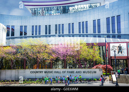 Touristen und Kinder warten in einer Gruppe vor dem Wahrzeichen Country Music Hall Of Fame & Museum in der Innenstadt von Nashville TN Stockfoto