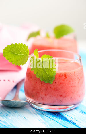 Smoothie-Getränk mit Minze auf Tisch, in high-key Stockfoto