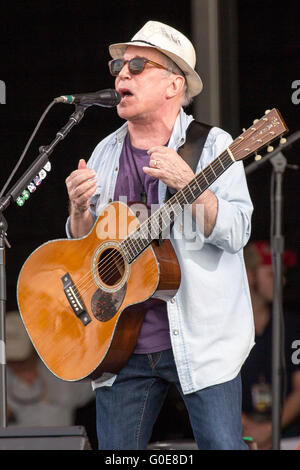 New Orleans, Louisiana, USA. 29. April 2016. Musiker PAUL SIMON tritt während des New Orleans Jazz & Heritage Festival am Messe Gelände Race Course in New Orleans, Louisiana © Daniel DeSlover/ZUMA Draht/Alamy Live News Stockfoto