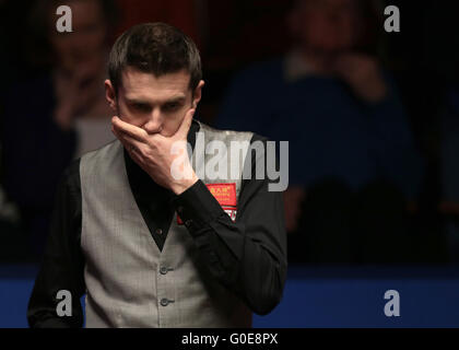 Der Tiegel, Sheffield, UK. 30. April 2016. World Snooker Championship. Halbfinale, Mark Selby gegen Marco Fu. Mark Selby reagiert während der letzte Frame des Spiels © Action Plus Sport/Alamy Live News Stockfoto