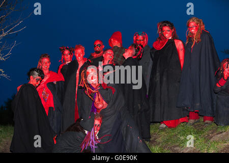 Edinburgh, Schottland, Vereinigtes Königreich. 30. April 2016. Künstler an der Edinburghs Beltane Feuer-Festival, das größte jährliche Feuerfestival der Welt, das den Tod des Winters markiert und feiert die Geburt des Sommers.  Hunderte von Freiwilligen nehmen Teil jährlich an diesem modernen Re-Imagingining der alten keltischen Feier, mit Trommeln und Tanz mit dem Feuer. Pako Mera/Alamy Live-Nachrichten. Stockfoto