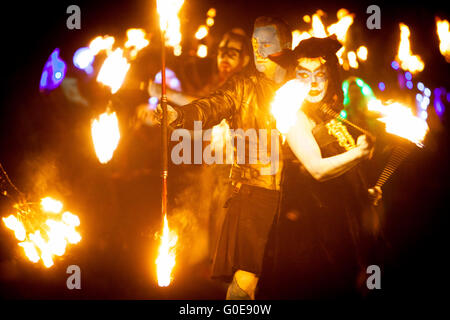 Edinburgh, Schottland UK.30th. Künstler an der Edinburghs Beltane Feuer-Festival, das größte jährliche Feuerfestival der Welt, das den Tod des Winters markiert und feiert die Geburt des Sommers.  Hunderte von Freiwilligen nehmen Teil jährlich an diesem modernen Re-Imagingining der alten keltischen Feier, mit Trommeln und Tanz mit dem Feuer. Pako Mera/Alamy Live-Nachrichten. Stockfoto