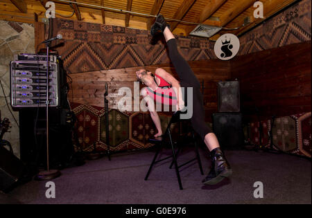 Austin, Texas, USA. 28. April 2016. ALEXANDER der große führt während der 2016 Austin International Drag-Festival. Das diesjährige Festival bietet Workshops, Podiumsdiskussionen, Podcasts, ein Filmfestival und die Kunstfertigkeit von Dutzenden von Drag-Performer. © Brian Cahn/ZUMA Draht/Alamy Live-Nachrichten Stockfoto