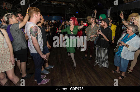 Austin, Texas, USA. 28. April 2016. MADDELYNN HATTER führt während der 2016 Austin International Drag-Festival. Das diesjährige Festival bietet Workshops, Podiumsdiskussionen, Podcasts, ein Filmfestival und die Kunstfertigkeit von Dutzenden von Drag-Performer. © Brian Cahn/ZUMA Draht/Alamy Live-Nachrichten Stockfoto