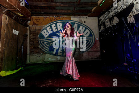 Austin, Texas, USA. 28. April 2016. LADY HOUSTON führt während der 2016 Austin International Drag-Festival. Das diesjährige Festival bietet Workshops, Podiumsdiskussionen, Podcasts, ein Filmfestival und die Kunstfertigkeit von Dutzenden von Drag-Performer. © Brian Cahn/ZUMA Draht/Alamy Live-Nachrichten Stockfoto