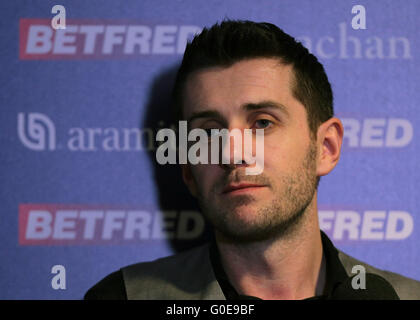 Der Tiegel, Sheffield, UK. 30. April 2016. World Snooker Championship. Halbfinale, Mark Selby gegen Marco Fu. Mark Selby während seiner Post match Interviews © Action Plus Sport/Alamy Live News Stockfoto