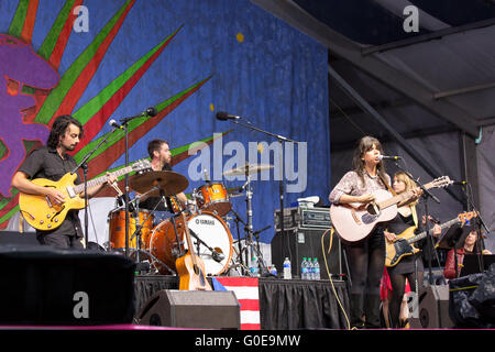 New Orleans, Louisiana, USA. 30. April 2016. Hurra für die Riff-Raff live während des New Orleans Jazz & Heritage Festival am Messe Gelände Race Course in New Orleans, Louisiana führt © Daniel DeSlover/ZUMA Draht/Alamy Live News Stockfoto