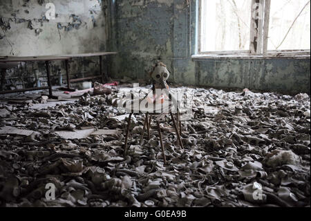 (160501)--Peking, 1. Mai 2016 (Xinhua)--Foto am 19. April 2016 zeigt eine Puppe mit einer Gasmaske in einer verlassenen Schule in Pripyat-Stadt in der Nähe von Tschernobyl, Ukraine. Tschernobyl, ein Ort voll von schrecklichen Erinnerungen in der nördlichen Ukraine, in der Nähe von Belarus, ist nun offen für Touristen, fast 30 Jahre, um das Datum nach einem Atomkraftwerk explodierte es. Es war die schlimmste Atomunfall in der Geschichte der Menschheit. Ein großes Stück Land rund um die Pflanze wurde eine verbotene Zone und gewöhnliche Menschen waren vollständig untersagt, nachdem am 26. April 1986 ereignete sich die Katastrophe. Die Unfall-rele Stockfoto