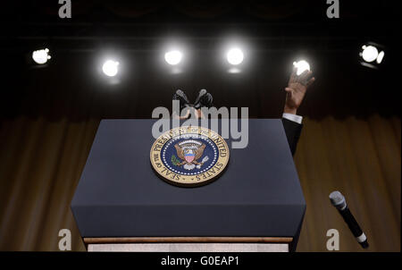 Washington, District Of Columbia, USA. 30. April 2016. US-Präsident Barack Obama fällt das Mikrofon, nachdem er während der White House Correspondents' Association spricht, die jährlichen Dinner am 30. April 2016 im Washington Hilton Hotel in Washington.This Präsident Obama achte und letzte White House Correspondents' Association Dinner ist. Bildnachweis: Olivier Douliery/Pool über CNP Credit: Olivier Douliery/CNP/ZUMA Draht/Alamy Live-Nachrichten Stockfoto