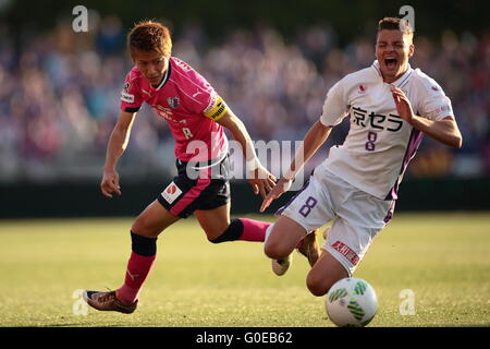 (L, R) Yoichiro Kakitani (Cerezo), Andrei Girotto (Sanga), 29 APRIL 2016-Fußball /Soccer: 2016 J2 League match zwischen Cerezo Osaka 0-2 Kyoto Sanga F.C. Im Kincho Stadium in Osaka, Japan. © AFLO SPORT/Alamy Live-Nachrichten Stockfoto