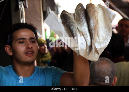 Kairo, Ägypten. 30. April 2016. Ägypter kaufen der Hering oder gesalzene Fische während der Vorbereitung für die kommende, Sham El Nessim oder das Festival Frühlingswind, die markiert den Beginn des Frühlings in Cair, am 30. April 2016 © Amr Sayed/APA Bilder/ZUMA Draht/Alamy Live News Stockfoto