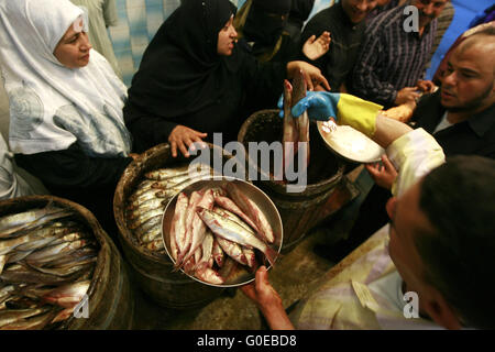 Kairo, Ägypten. 30. April 2016. Ägypter kaufen der Hering oder gesalzene Fische während der Vorbereitung für die kommende, Sham El Nessim oder das Festival Frühlingswind, die markiert den Beginn des Frühlings in Cair, am 30. April 2016 © Amr Sayed/APA Bilder/ZUMA Draht/Alamy Live News Stockfoto