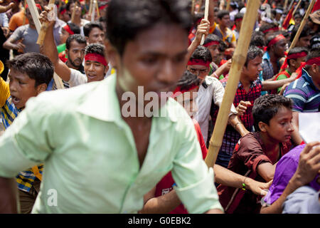 Dhaka, Dhaka, Bangladesh. 1. Mai 2016. 1. Mai 2016 Dhaka, Bangladesch '' "verschiedenen Bangladeshi Arbeitsorganisation Menschen besuchen eine Rallye mit Fahnen und Slogan während der Tag der Arbeit in Dhaka. Tausende von Arbeitern verschiedener Berufe besuchte verschiedene Rallyes, indem Sie ihre Rechte, einschließlich Sicherheit, einen monatlichen Mindestlohn und gleicher Lohn für gleiche Arbeit. © K M Asad/ZUMA Draht/Alamy Live-Nachrichten Stockfoto