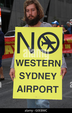 Sydney, Australien. 1. Mai 2016. Die jährliche Maifeiertag März begann in Belmore Park, nahe dem Hauptbahnhof und am Broadway zum Victoria Park, Camperdown. Des einzelnen Arbeitnehmers Gewerkschaften und anderen linken Organisationen und Gruppen nahmen Teil. Auf dem Bild: 'Keine westlichen Sydney Airport' Plakat von Marcher am Broadway statt. Bildnachweis: Richard Milnes/Alamy Live-Nachrichten Stockfoto