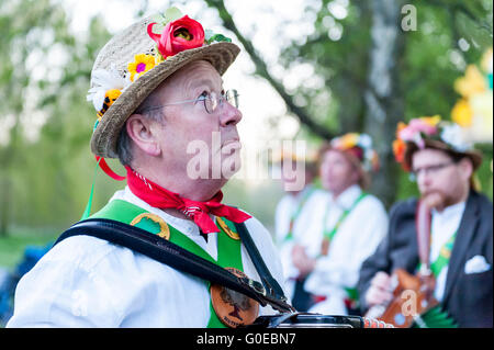 Watford, UK.  1. Mai 2016.  Die Woodside Morris Männer führen einen traditionellen Morris Tanz in Cassiobury Park, Watford im Nordwesten von London, bei Sonnenaufgang zu feiern Maifeiertag und das kommen des Sommers in Ritualen, die Hunderte von Jahren zurückreichen.  Tradition hat es, dass das Ritual des Tanzens zu diesem Zeitpunkt einen warmen und fruchtbaren Sommer bringt.  Mit Stöcken und Taschentücher, die Luft zu reinigen und zu wecken, die Erde, die Tänzer sind begleitet von Musikern, die traditionellen Instrumente spielen. Bildnachweis: Stephen Chung / Alamy Live News Stockfoto