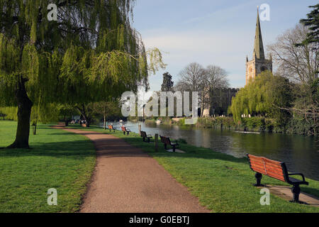 -Upon-Avon, England, Vereinigtes Königreich; 1. Mai 2016. Einen schönen Start bis Mai unten am Fluss in London heute Morgen. Bildnachweis: Andrew Lockie/Alamy Live-Nachrichten Stockfoto