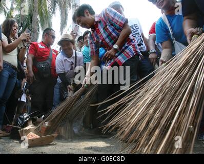 Manila, Philippinen. 1. Mai 2016. Philippine Vize-Präsidentschaftskandidat Senator Ferdinand Marcos Jr.(C) fegt einen Park mit einem Besen während seiner Kampagne in Manila, Philippinen, 1. Mai 2016. Marcos, Sohn des späten Präsidenten Ferdinand E. Marcos, ist der derzeitige Leiter in Umfragen ein paar Tage vor den nationalen Wahlen von 2016 am 9. Mai. © Rouelle Umali/Xinhua/Alamy Live-Nachrichten Stockfoto