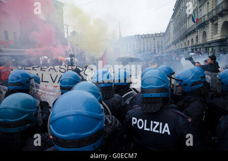 Turin, Italien. 01.. Mai 2016. Zusammenstöße gegen die Polizei und autonom bei der Parade am 1. Mai in Turin Stockfoto