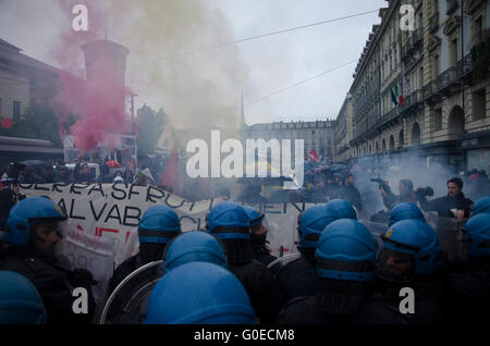 Turin, Italien. 1. Mai 2016. Auseinandersetzungen gegen die Polizei und Autonomen in der Parade am 1. Mai in Turin Stockfoto