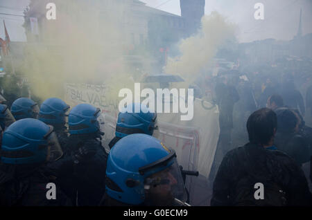 Turin, Italien. 1. Mai 2016. Auseinandersetzungen gegen die Polizei und Autonomen in der Parade am 1. Mai in Turin Stockfoto