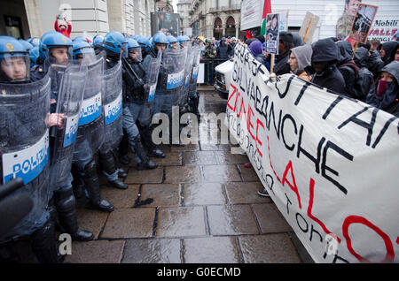 Turin, Italien. 1. Mai 2016. Auseinandersetzungen gegen die Polizei und Autonomen in der Parade am 1. Mai in Turin Stockfoto