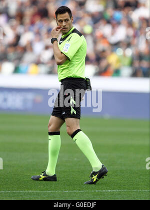 Udine, Italien. 30. April 2016. Schiedsrichter Maurizio Mariani blickt in die italienische Serie A Fußballspiel zwischen Udinese Calcio V Torino FC am 30. April 2016 in Dacia Arena in Udine. Bildnachweis: Andrea Spinelli/Alamy Live-Nachrichten Stockfoto