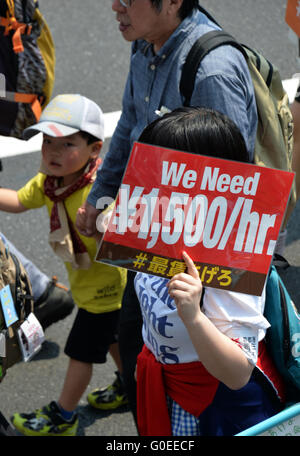 Tokio, Japan. 1. Mai 2016. Mehr als 30.000 Menschen beteiligen sich eine Maikundgebung in der zentralen Tokyo Yoyogi Park auf Sonntag, 1. Mai 2016, protestieren gegen das umstrittene TPP Handelsabkommen unter anderem. © Natsuki Sakai/AFLO/Alamy Live-Nachrichten Stockfoto