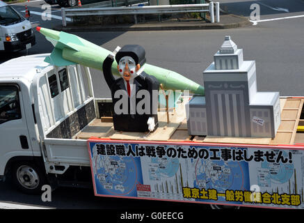 Tokio, Japan. 1. Mai 2016. Mehr als 30.000 Menschen beteiligen sich eine Maikundgebung in der zentralen Tokyo Yoyogi Park auf Sonntag, 1. Mai 2016, protestieren gegen das umstrittene TPP Handelsabkommen unter anderem. © Natsuki Sakai/AFLO/Alamy Live-Nachrichten Stockfoto