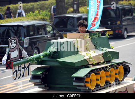 Tokio, Japan. 1. Mai 2016. Mehr als 30.000 Menschen beteiligen sich eine Maikundgebung in der zentralen Tokyo Yoyogi Park auf Sonntag, 1. Mai 2016, protestieren gegen das umstrittene TPP Handelsabkommen unter anderem. © Natsuki Sakai/AFLO/Alamy Live-Nachrichten Stockfoto