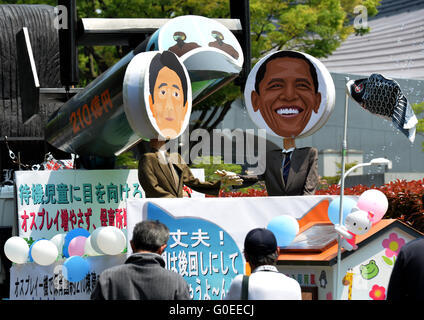 Tokio, Japan. 1. Mai 2016. Mehr als 30.000 Menschen beteiligen sich eine Maikundgebung in der zentralen Tokyo Yoyogi Park auf Sonntag, 1. Mai 2016, protestieren gegen das umstrittene TPP Handelsabkommen unter anderem. © Natsuki Sakai/AFLO/Alamy Live-Nachrichten Stockfoto