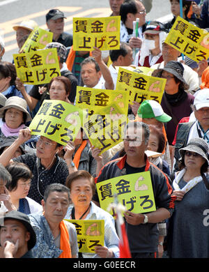 Tokio, Japan. 1. Mai 2016. Mehr als 30.000 Menschen beteiligen sich eine Maikundgebung in der zentralen Tokyo Yoyogi Park auf Sonntag, 1. Mai 2016, protestieren gegen das umstrittene TPP Handelsabkommen unter anderem. © Natsuki Sakai/AFLO/Alamy Live-Nachrichten Stockfoto