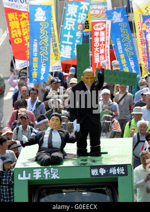 Tokio, Japan. 1. Mai 2016. Mehr als 30.000 Menschen beteiligen sich eine Maikundgebung in der zentralen Tokyo Yoyogi Park auf Sonntag, 1. Mai 2016, protestieren gegen das umstrittene TPP Handelsabkommen unter anderem. © Natsuki Sakai/AFLO/Alamy Live-Nachrichten Stockfoto