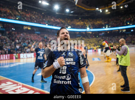 Hamburg, Deutschland. 30. April 2016. Flensburg Thomas Mogensen feiert nach die DHB-Pokal Halbfinale Finale Handball-match zwischen Rhein-Neckar Löwen und SG Flensburg-Handewitt in der Barlaycard Arena in Hamburg, Deutschland, 30. April 2016. Foto: LUKAS SCHULZE/Dpa/Alamy Live News Stockfoto