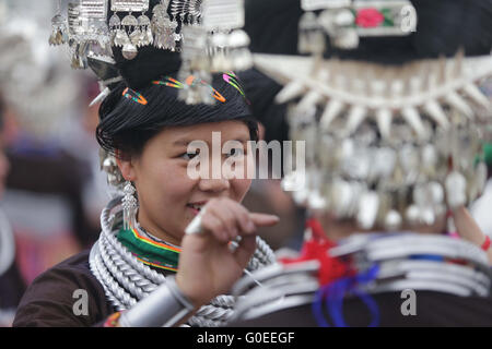 Qiandongnan, Chinas Provinz Guizhou. 1. Mai 2016. Menschen der Miao ethnische Gruppe besuchen eine Parade-Show in Danzhai County, Südwesten Chinas Provinz Guizhou, 1. Mai 2016. Mehr als 1.300 Menschen aus sechs lokalen Gemeinden nahmen an der Parade zeigen ihre traditionellen Trachten an Touristen angezeigt. Bildnachweis: Zhang Hui/Xinhua/Alamy Live-Nachrichten Stockfoto