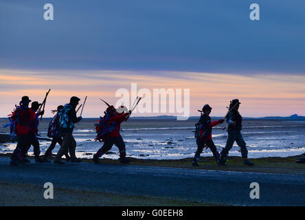 „RAG Bag Morris“ zum 1. Mai auf dem Damm zur Heiligen Insel Lindisfarne, Northumberland. Jedes Jahr tanzen sie bei Sonnenaufgang am 1. Mai an einem anderen Ort im Norden von Northumberland oder den Scottish Borders. Stockfoto