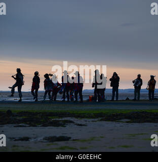 „RAG Bag Morris“ zum 1. Mai auf dem Damm zur Heiligen Insel Lindisfarne, Northumberland. Jedes Jahr tanzen sie bei Sonnenaufgang am 1. Mai an einem anderen Ort im Norden von Northumberland oder den Scottish Borders. Stockfoto