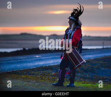 „RAG Bag Morris“ zum 1. Mai auf dem Damm zur Heiligen Insel Lindisfarne, Northumberland. Jedes Jahr tanzen sie bei Sonnenaufgang am 1. Mai an einem anderen Ort im Norden von Northumberland oder den Scottish Borders. Stockfoto