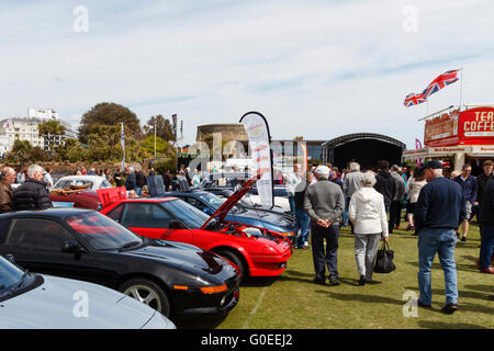 Eastbourne, Großbritannien, 1. Mai 2016. UK-Wetter.  Auto-Enthusiasten treffen sich in der Frühlingssonne die Eastbourne herrliche Motoren zeigen, UK Credit: Ed Brown/Alamy Live News Stockfoto