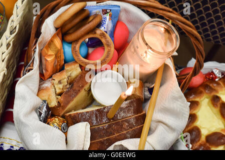 Montreal, Kanada. 30. April 2016. Hunderte von kanadischen Russen feiern der heiligste Tag des Jahres auf der Ostermesse in Montreal Kanada Nacht am Samstag, 30. April 2016 Credit: Megapress/Alamy Live News Stockfoto