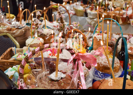 Montreal, Kanada. 30. April 2016. Hunderte von kanadischen Russen feiern der heiligste Tag des Jahres auf der Ostermesse in Montreal Kanada Nacht am Samstag, 30. April 2016 Credit: Megapress/Alamy Live News Stockfoto