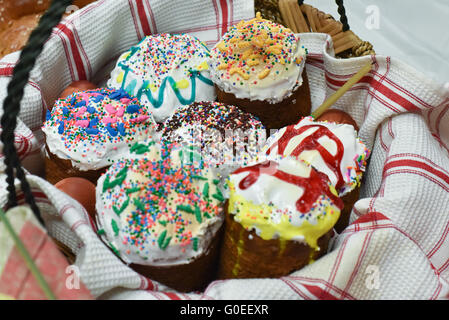 Montreal, Kanada. 30. April 2016. Hunderte von kanadischen Russen feiern der heiligste Tag des Jahres auf der Ostermesse in Montreal Kanada Nacht am Samstag, 30. April 2016 Credit: Megapress/Alamy Live News Stockfoto