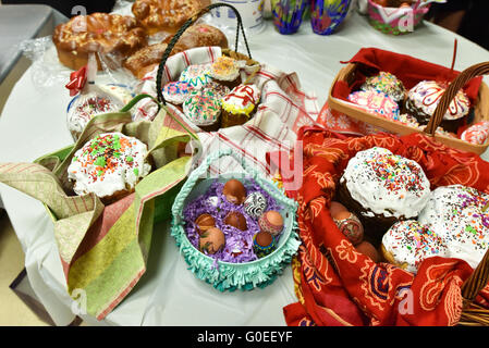 Montreal, Kanada. 30. April 2016. Hunderte von kanadischen Russen feiern der heiligste Tag des Jahres auf der Ostermesse in Montreal Kanada Nacht am Samstag, 30. April 2016 Credit: Megapress/Alamy Live News Stockfoto